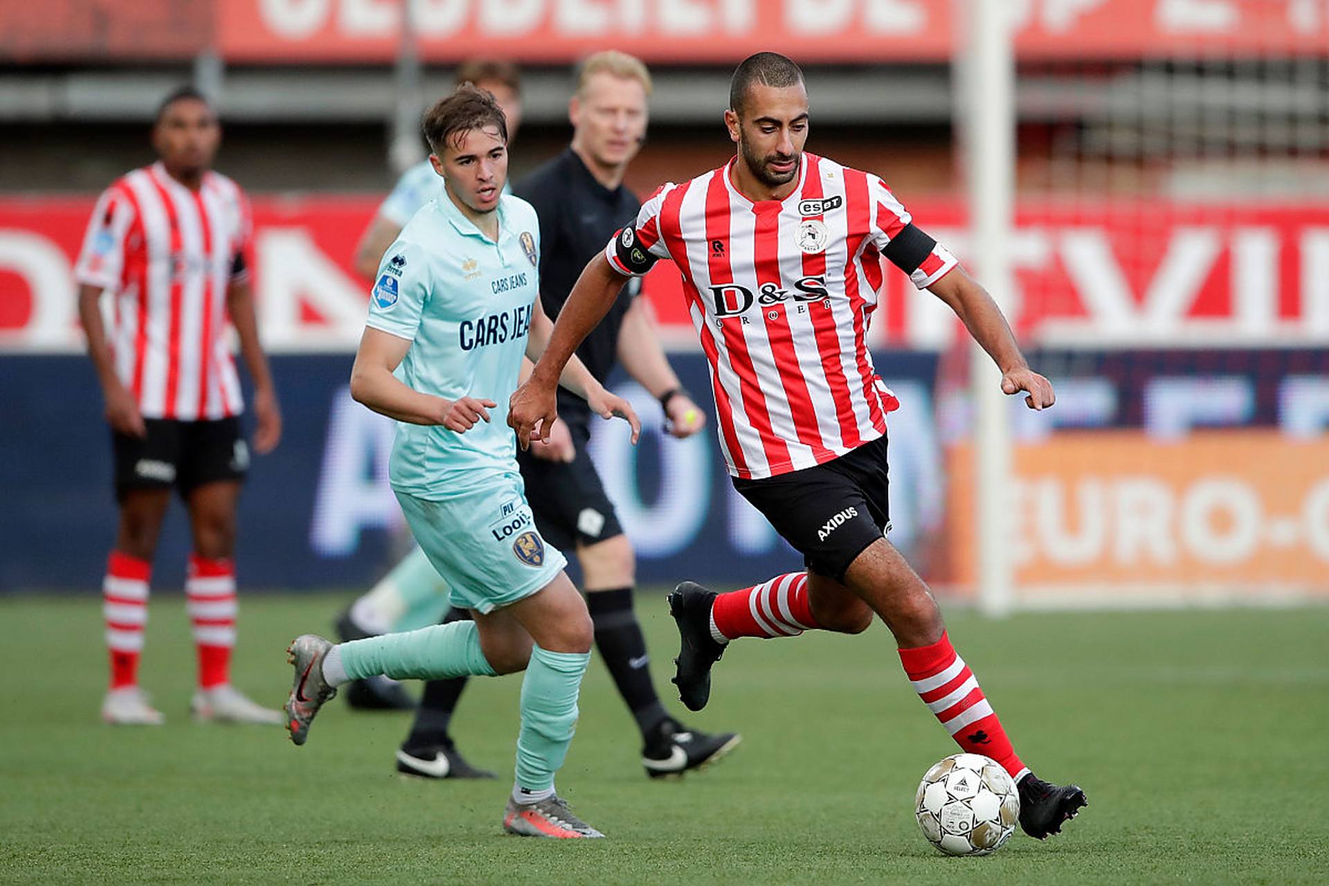 少年参与到 少年参与到